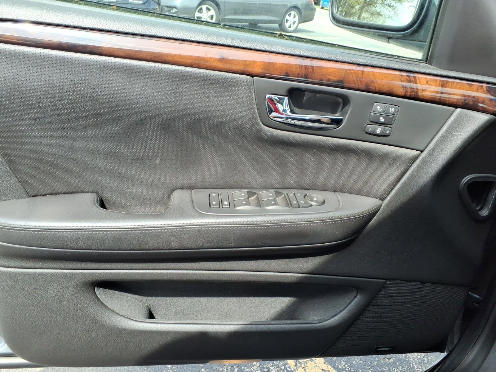 Used 2010 Cadillac DTS Premium image 23