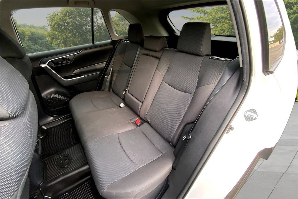 Used 2021 Toyota RAV4 LE AWD/4WD image 22