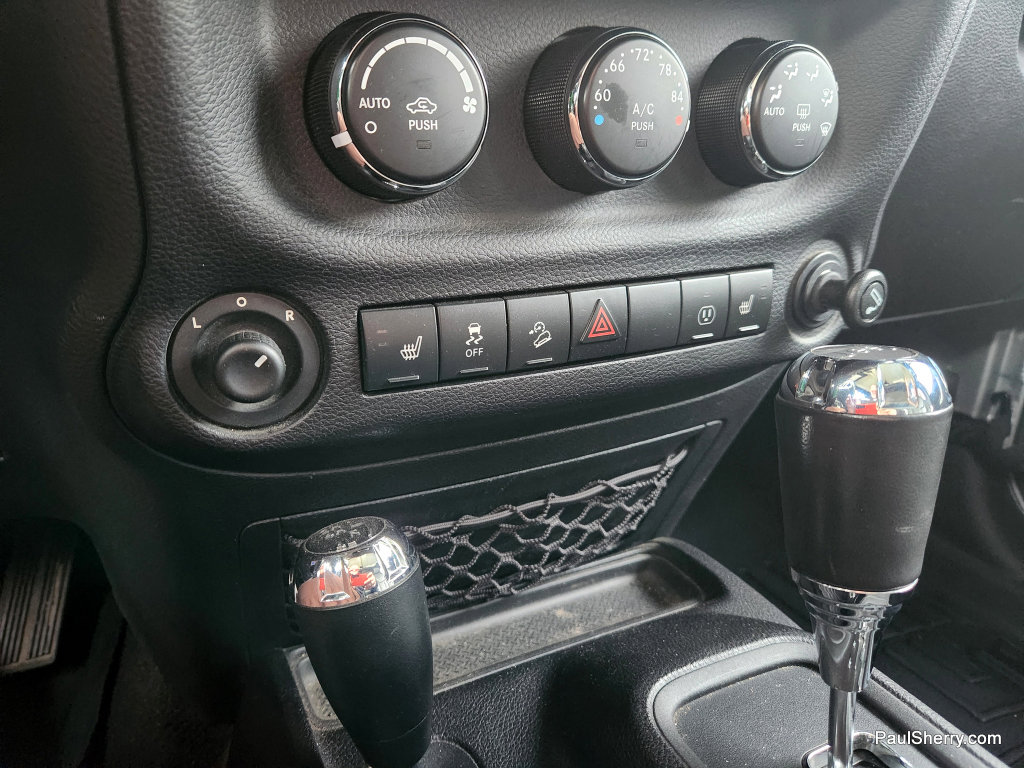 Used 2013 Jeep Wrangler Unlimited Rubicon w/ Connectivity Group image 41