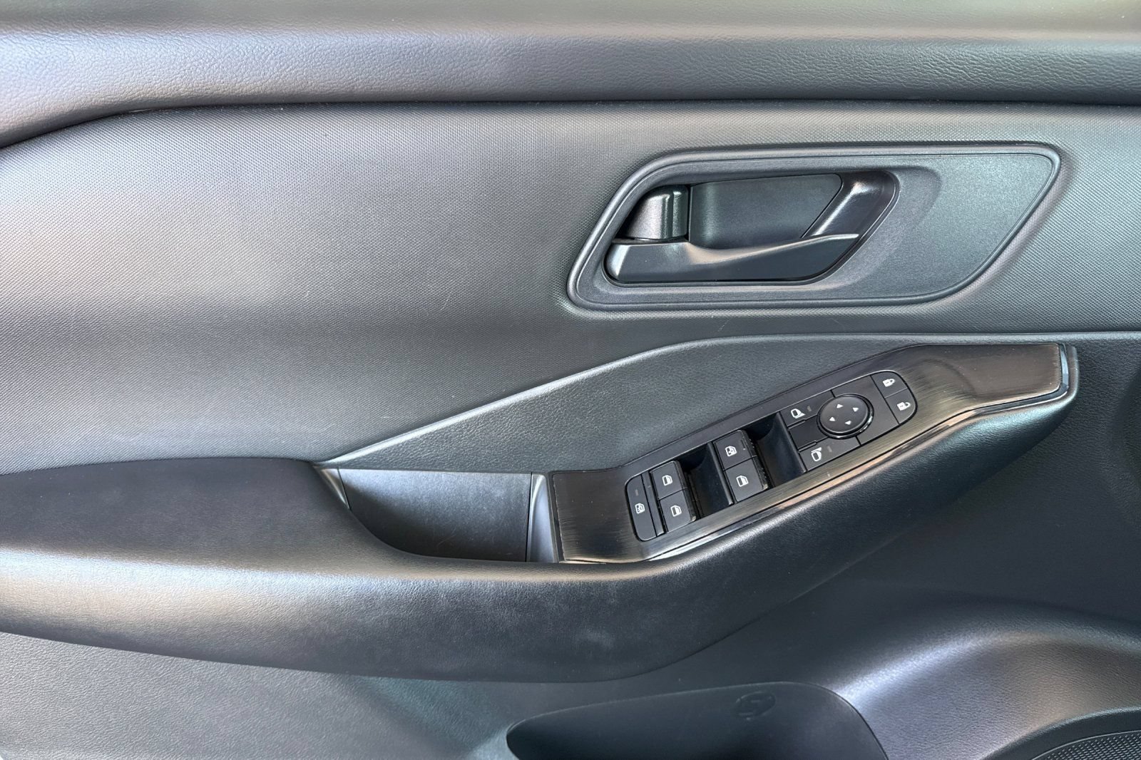 Used 2024 Nissan Rogue S FWD image 13