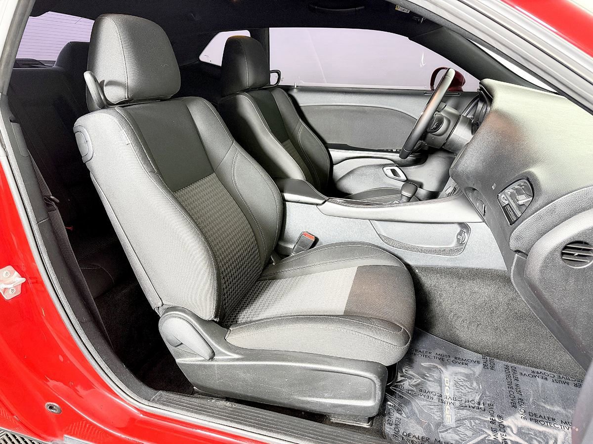 Used 2015 Dodge Challenger SXT w/ Driver Convenience Group RWD image 36