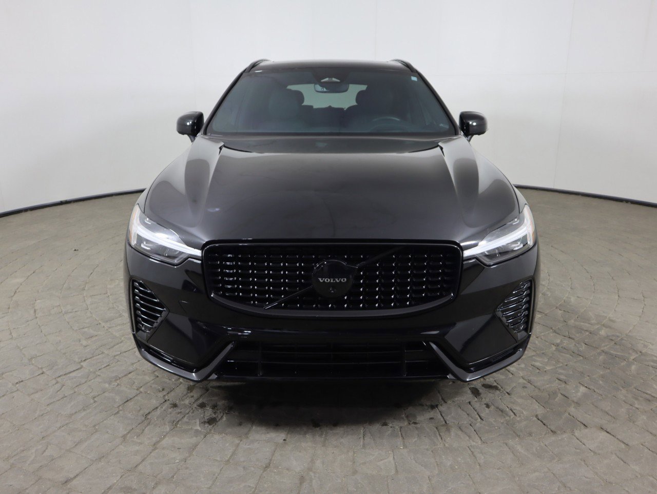 Used 2024 Volvo XC60 T8 Ultimate image 2