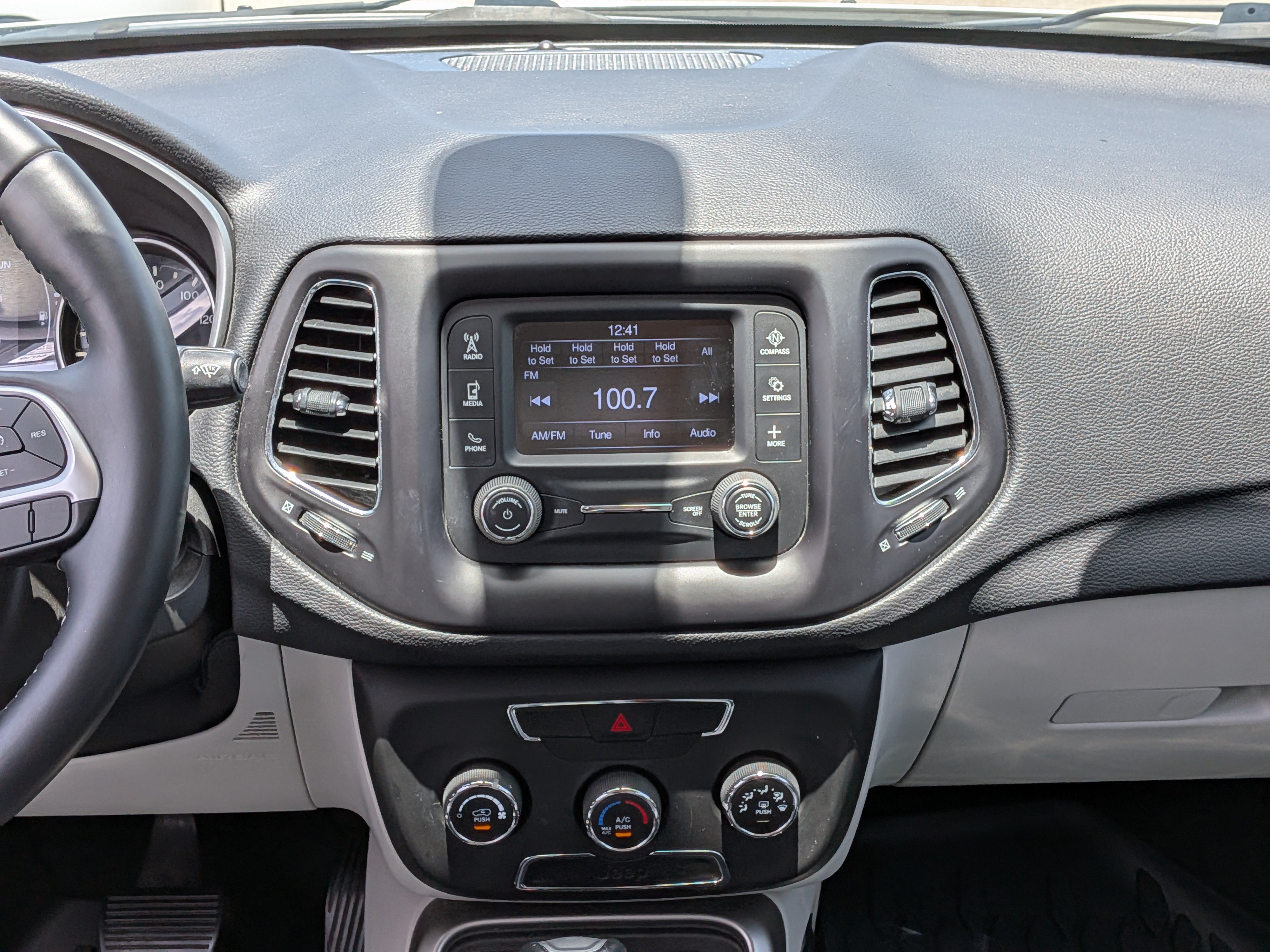 Used 2018 Jeep Compass Latitude FWD image 19