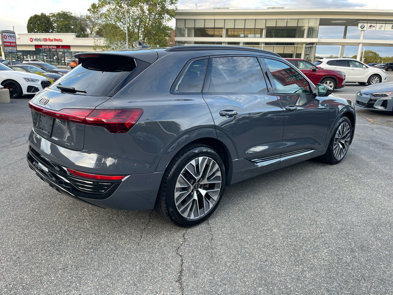 Used 2024 Audi Q8 e-tron Premium Plus w/ Premium Plus Package image 25