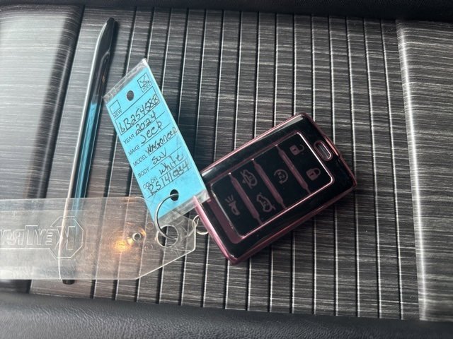 Used 2024 Jeep Wagoneer L Series III w/ Premium Group I image 29