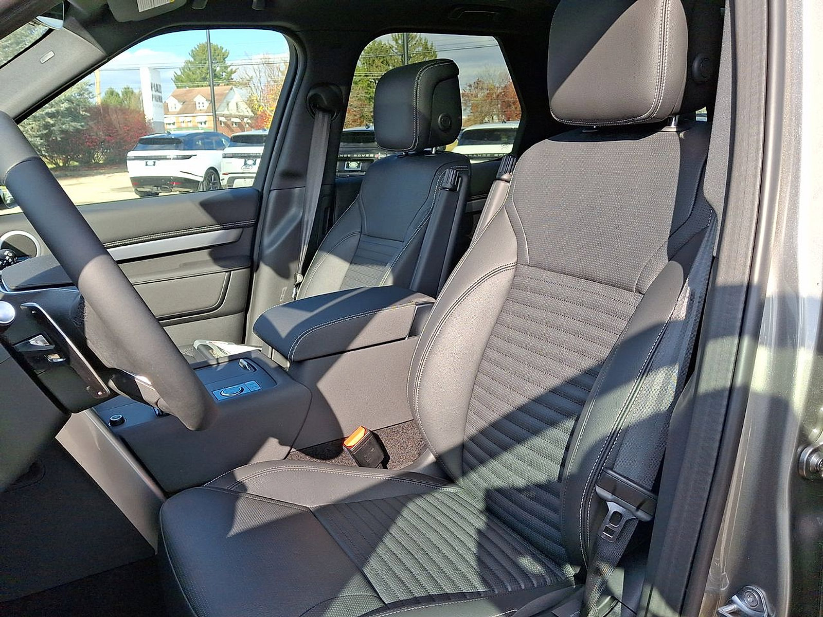 Used 2024 Land Rover Discovery Dynamic SE image 17