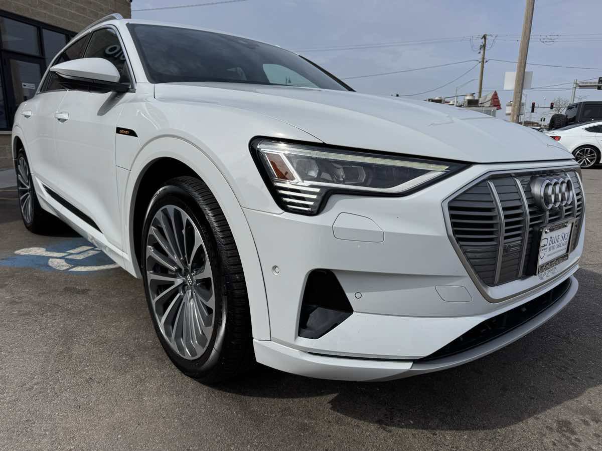 Used 2019 Audi e-tron Prestige w/ Prestige Package image 3