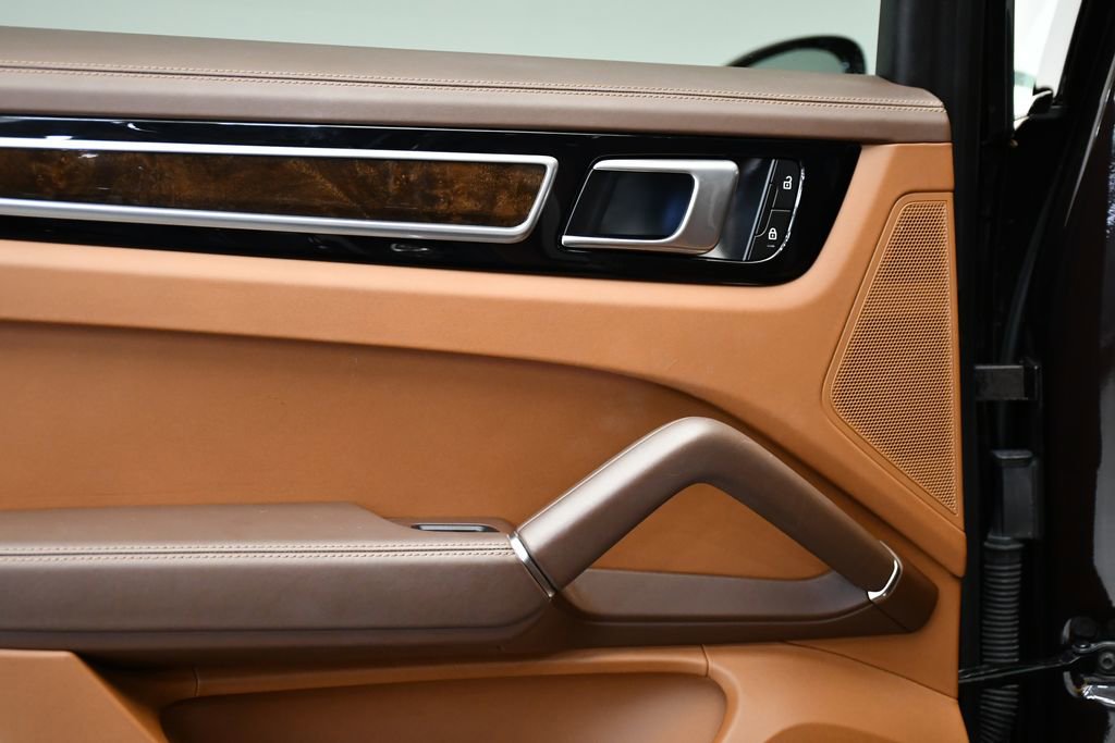 Used 2023 Porsche Cayenne Platinum Edition image 43