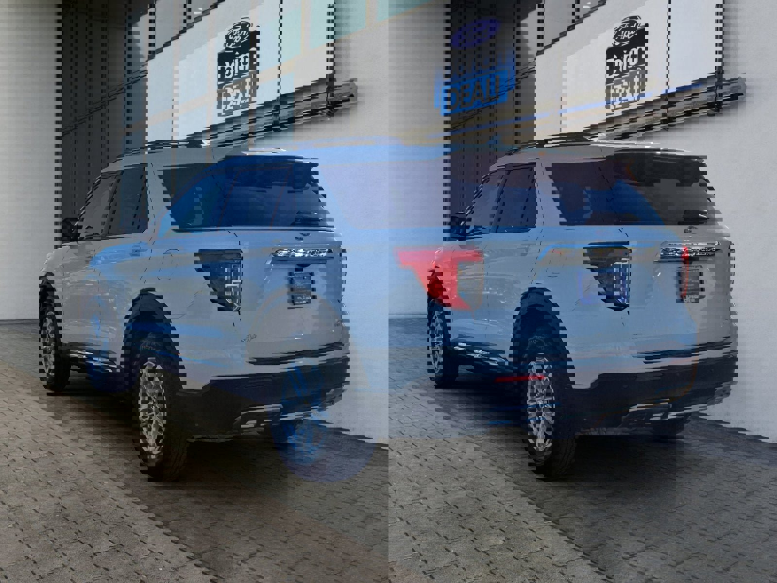 Certified 2022 Ford Explorer XLT w/ Equipment Group 202A image 5