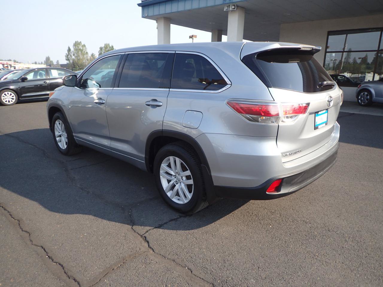 Used 2014 Toyota Highlander LE AWD/4WD image 3