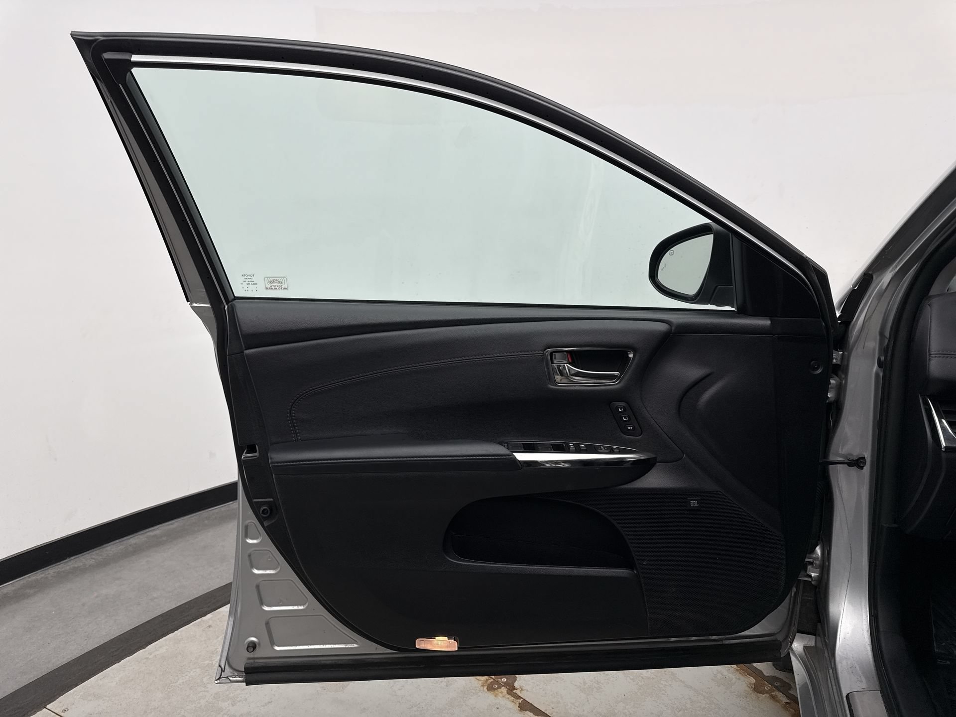 Used 2017 Toyota Avalon Limited w/ All Weather Liner Package FWD image 9