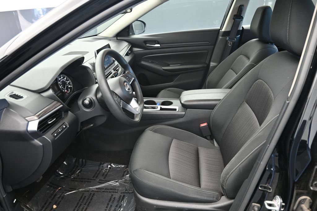 Used 2025 Nissan Altima 2.5 SV FWD image 13