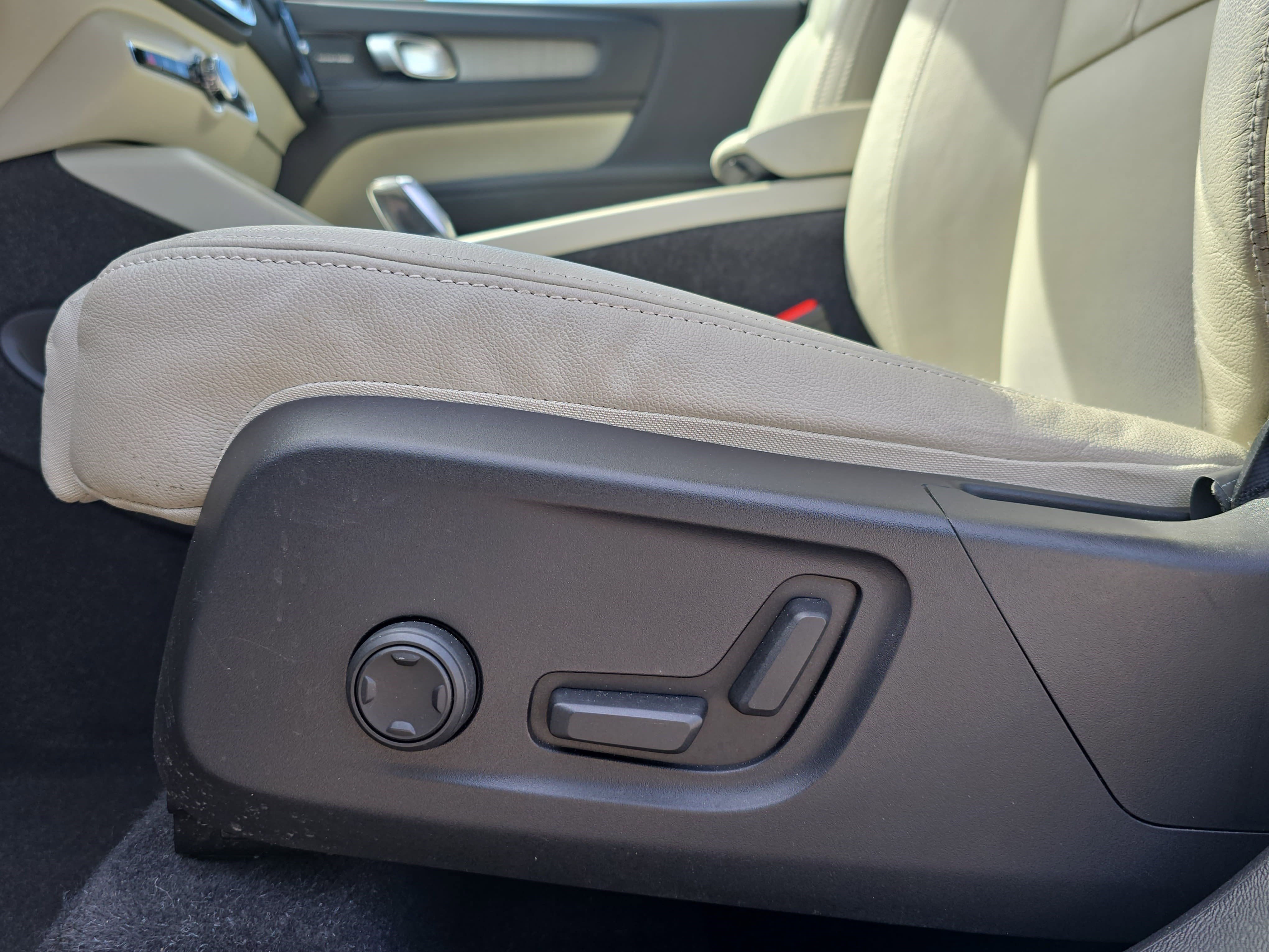 Used 2023 Volvo XC40 B4 Plus w/ Driver Assist Package image 30