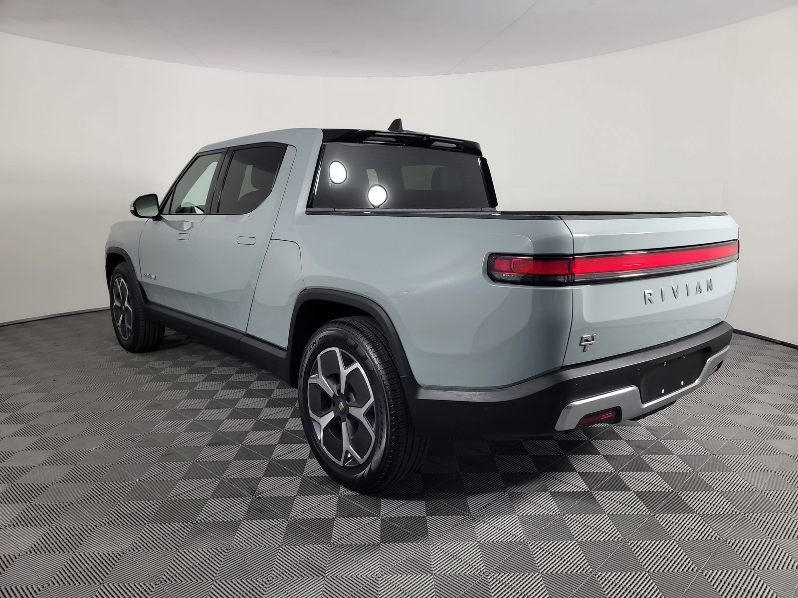 Used 2024 Rivian R1T Adventure AWD/4WD image 3