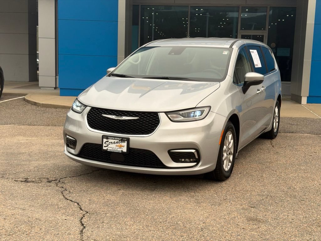 Used 2023 Chrysler Pacifica Touring-L FWD image 2