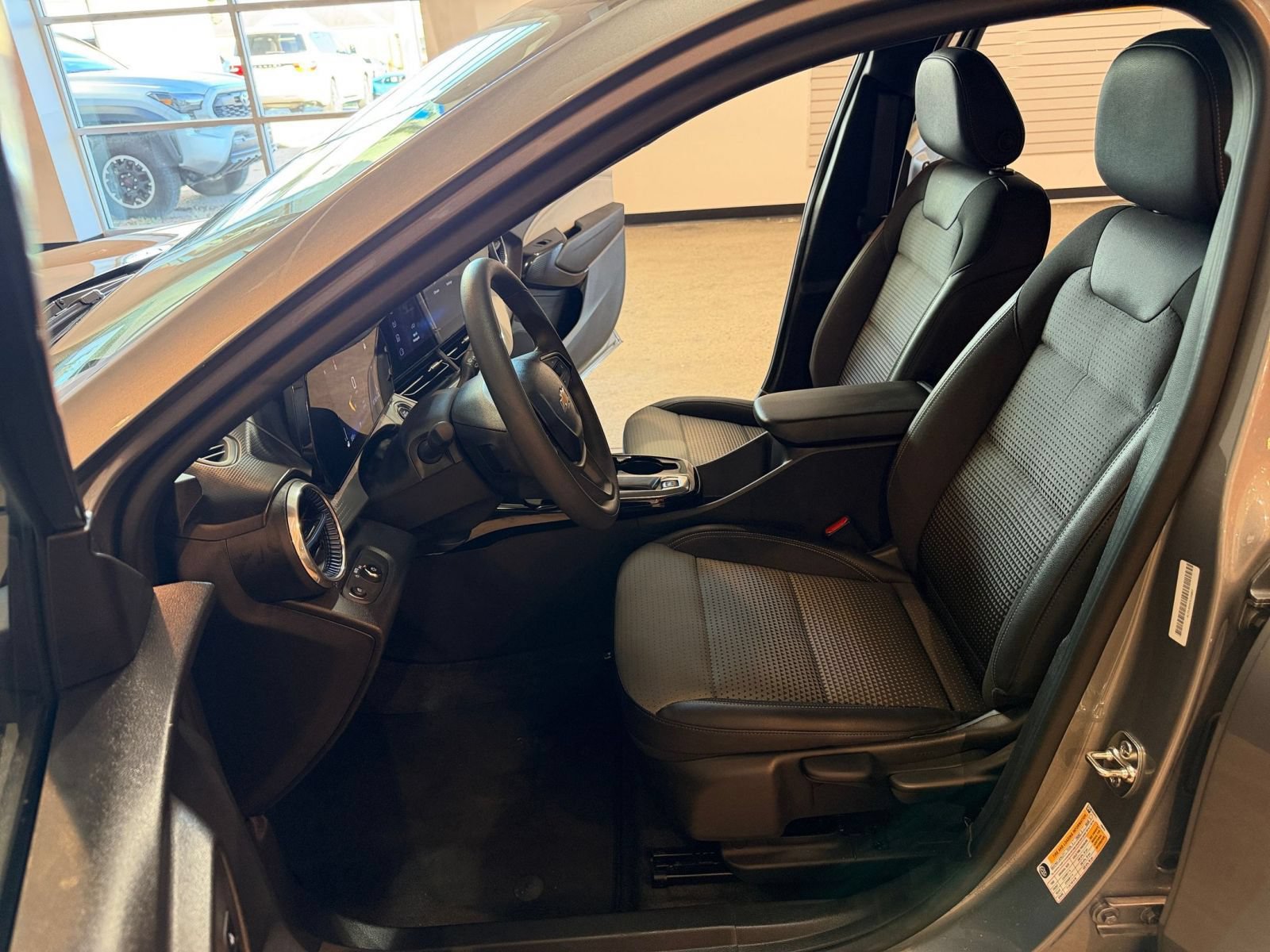 Used 2026 Chevrolet Trax LT FWD image 25