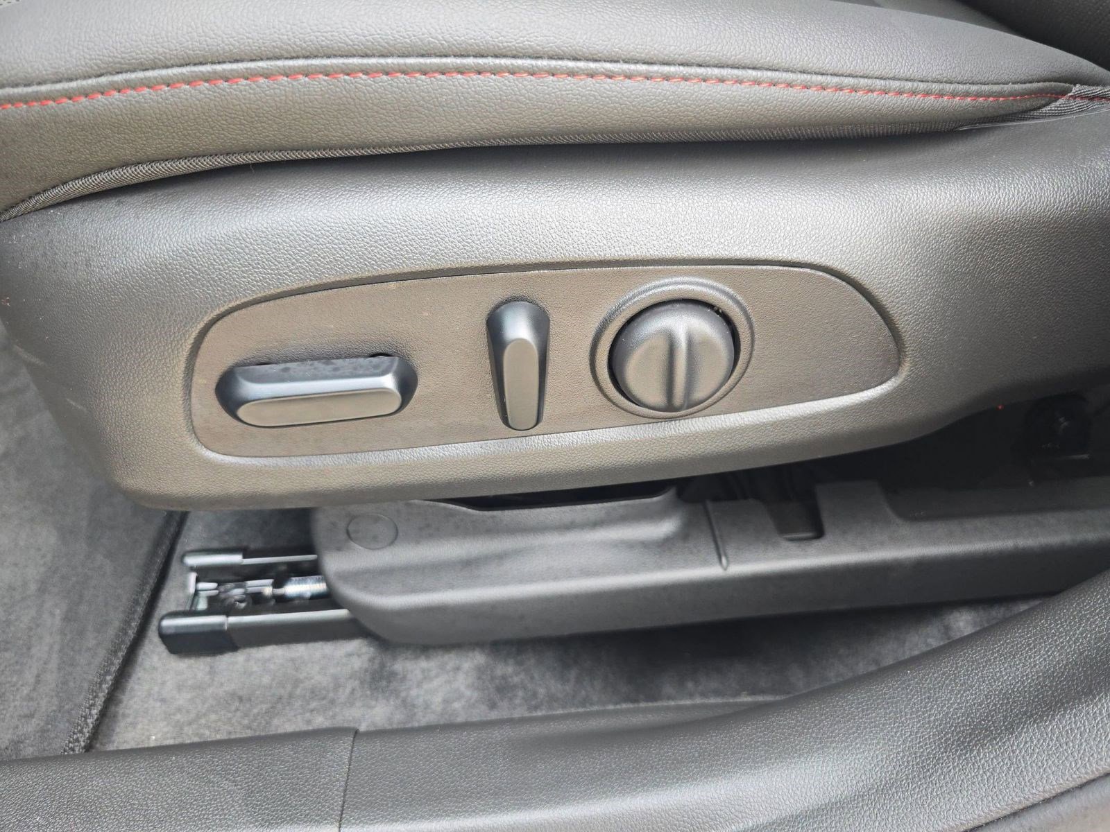 Used 2025 Chevrolet Trax RS w/ Driver Confidence Package image 12