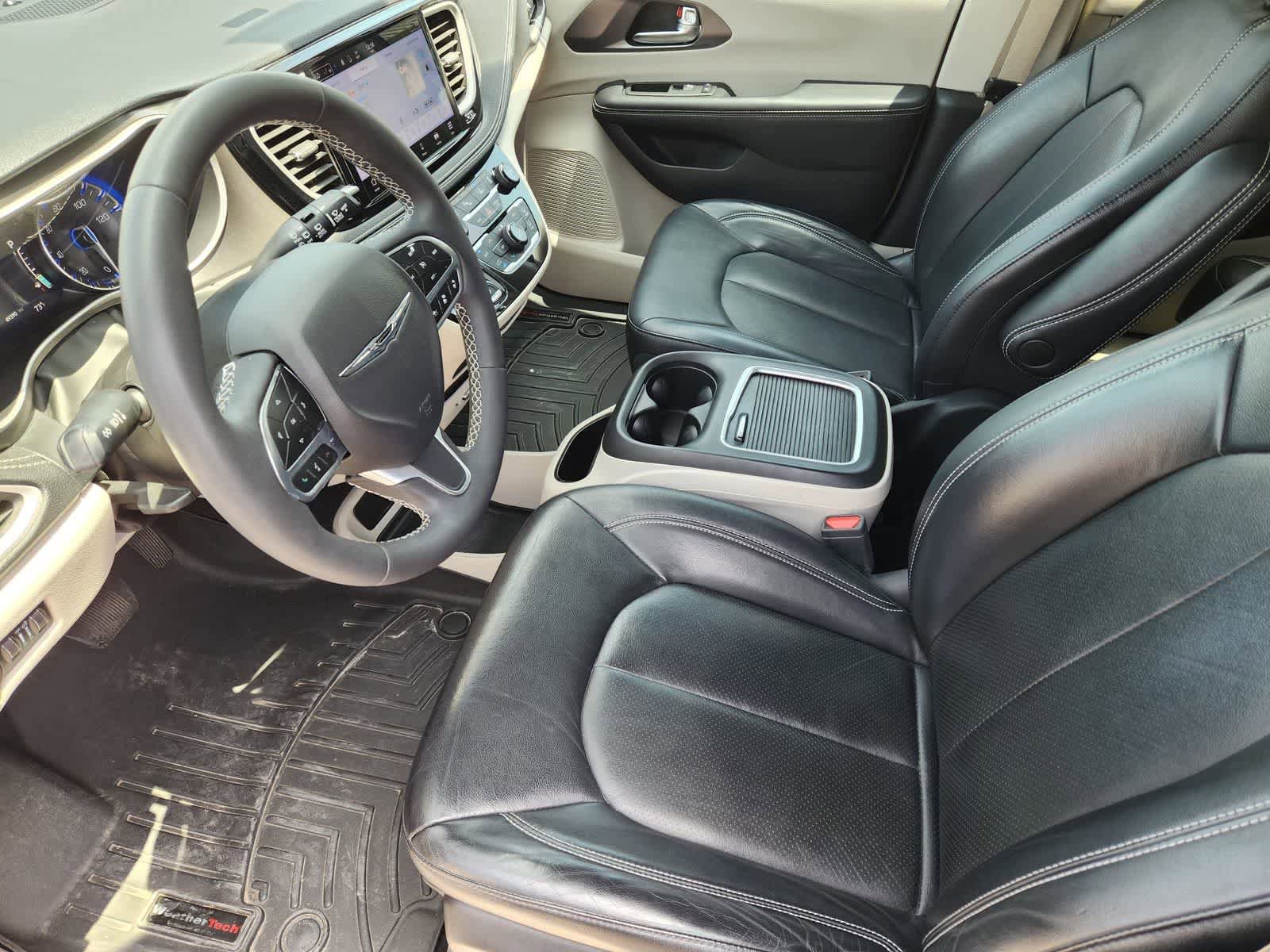 Used 2022 Chrysler Pacifica Touring-L FWD image 2