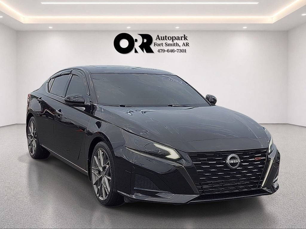 Used 2023 Nissan Altima 2.0 SR FWD image 1