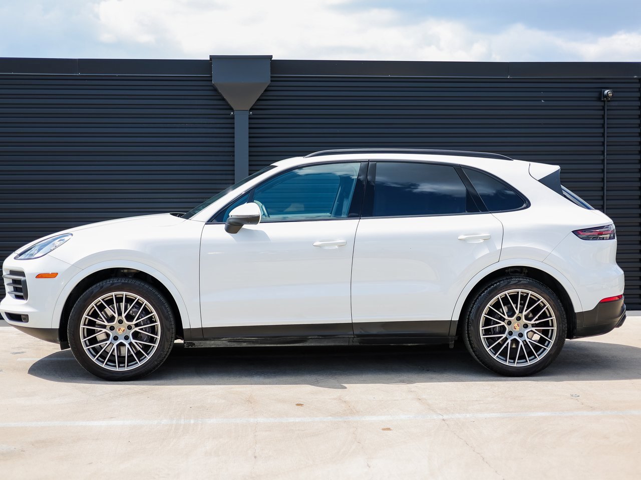 Certified 2023 Porsche Cayenne Platinum Edition image 2