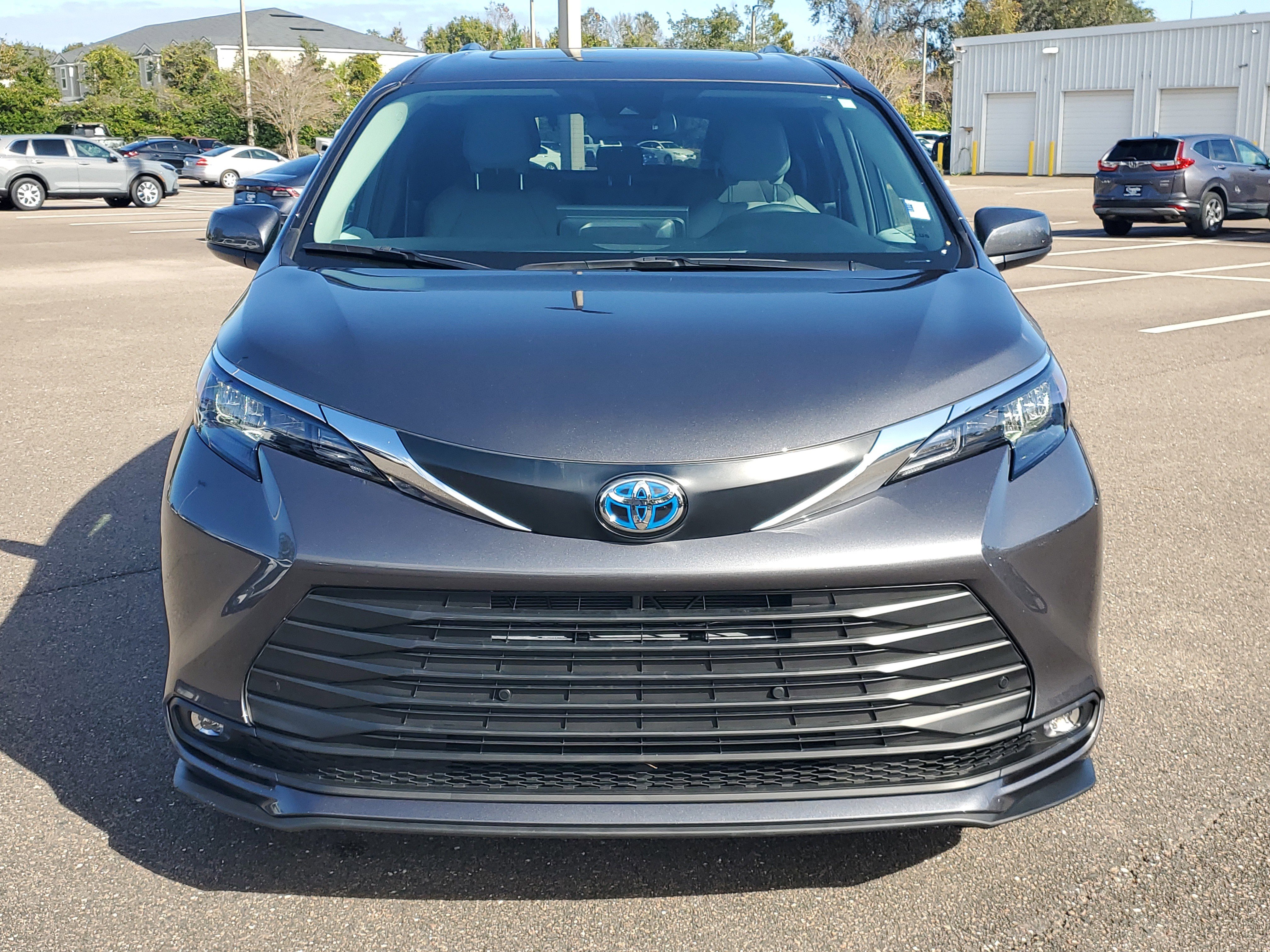 Used 2025 Toyota Sienna XLE image 18
