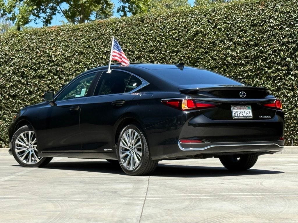 Certified 2021 Lexus ES 300h w/ Premium Package FWD image 2