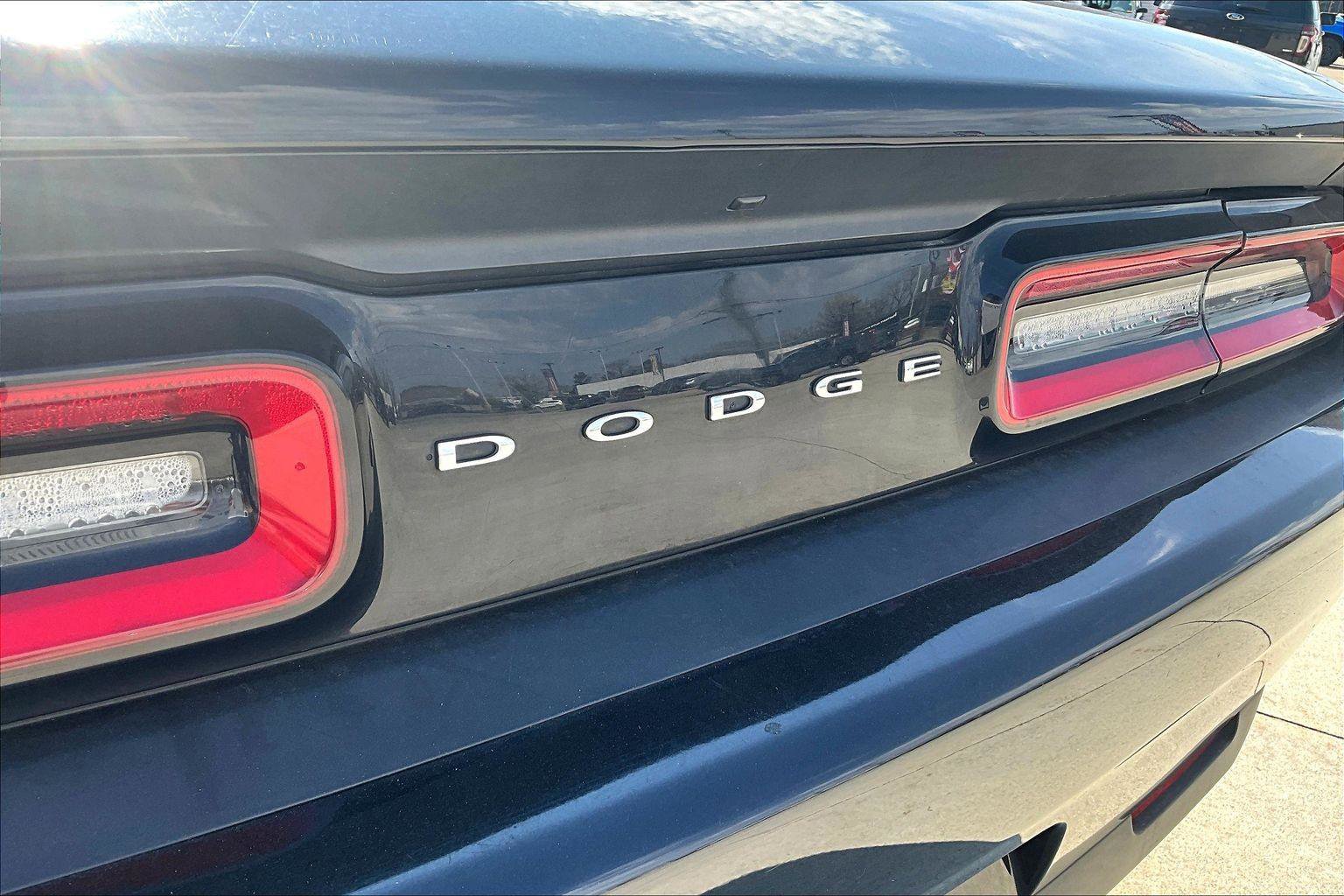 Used 2016 Dodge Challenger SXT image 9