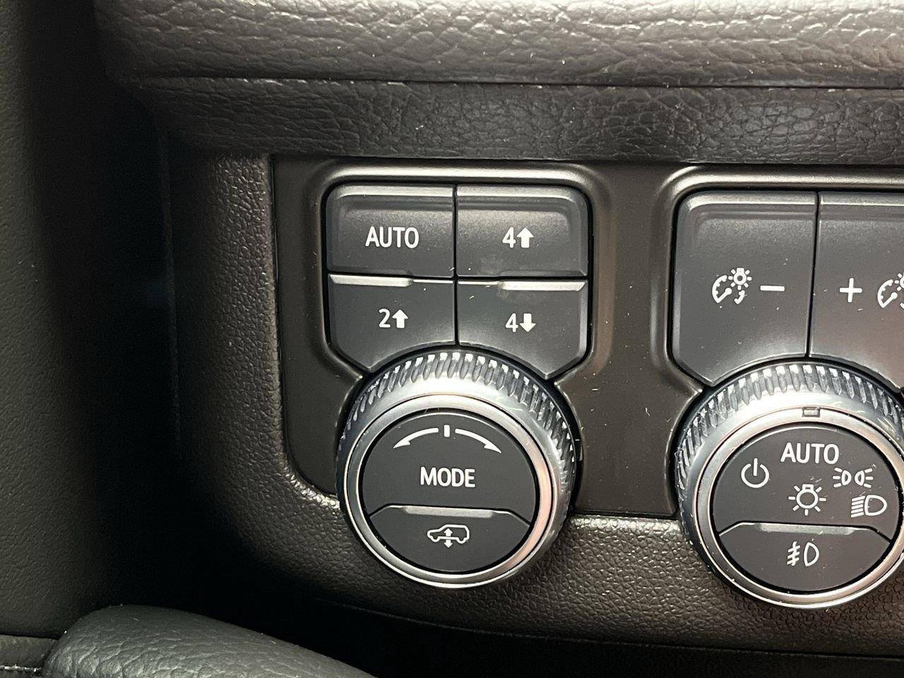 Certified 2024 GMC Yukon XL Denali w/ Advanced Technology Package AWD/4WD image 19