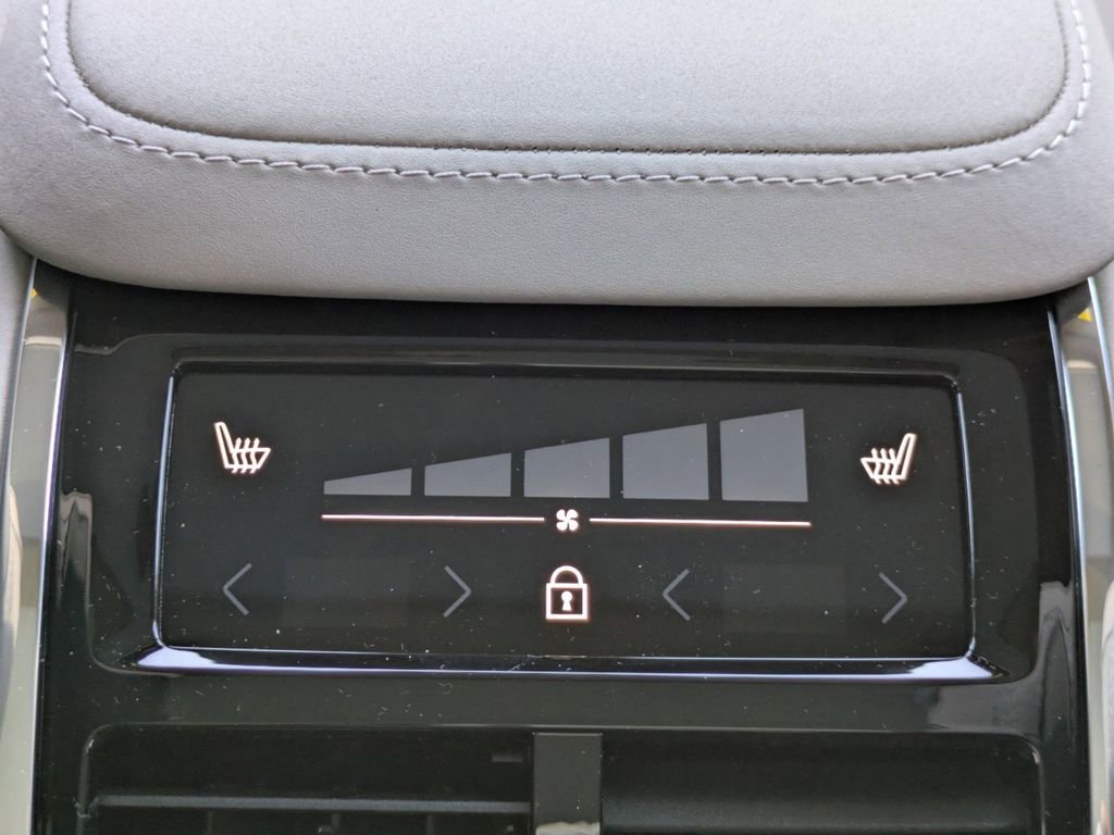 New 2025 Volvo XC90 B6 Core w/ Climate Package image 15