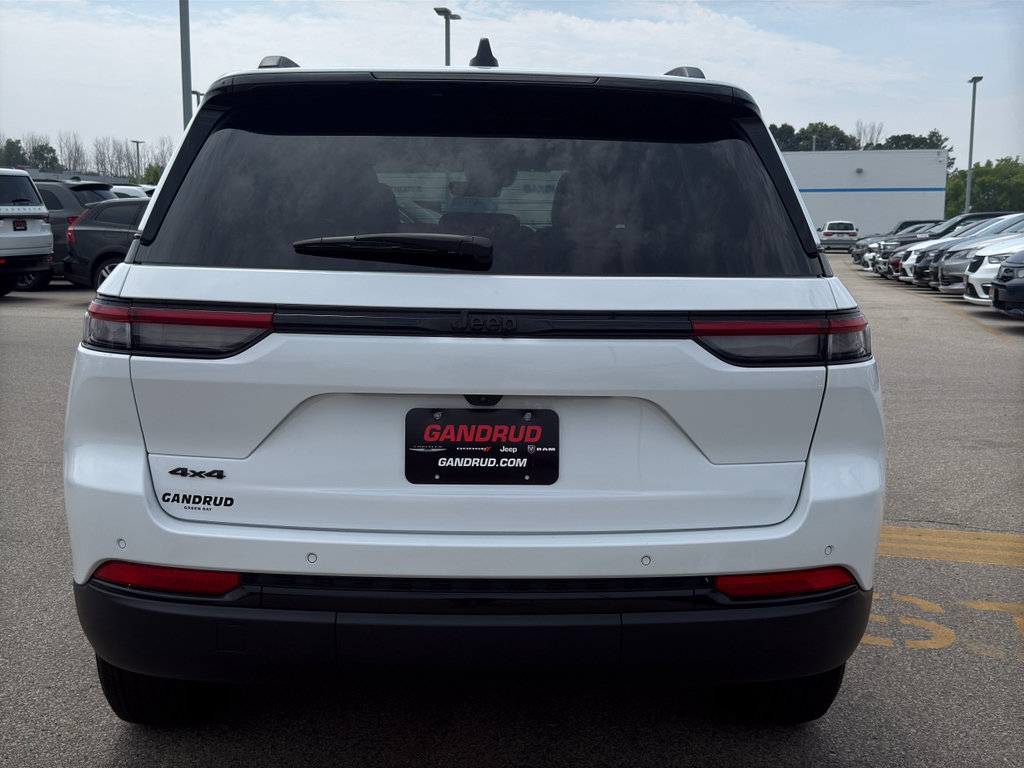 New 2025 Jeep Grand Cherokee Altitude w/ Trailer Tow Package AWD/4WD image 7