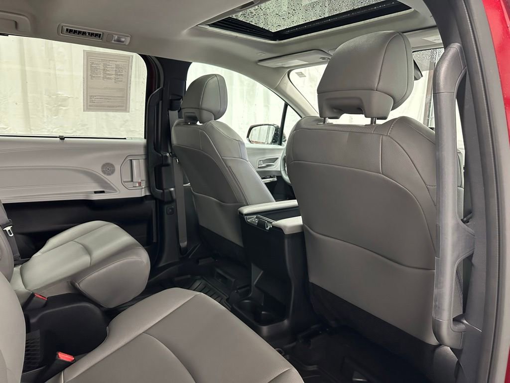 Used 2025 Toyota Sienna XLE AWD/4WD image 60