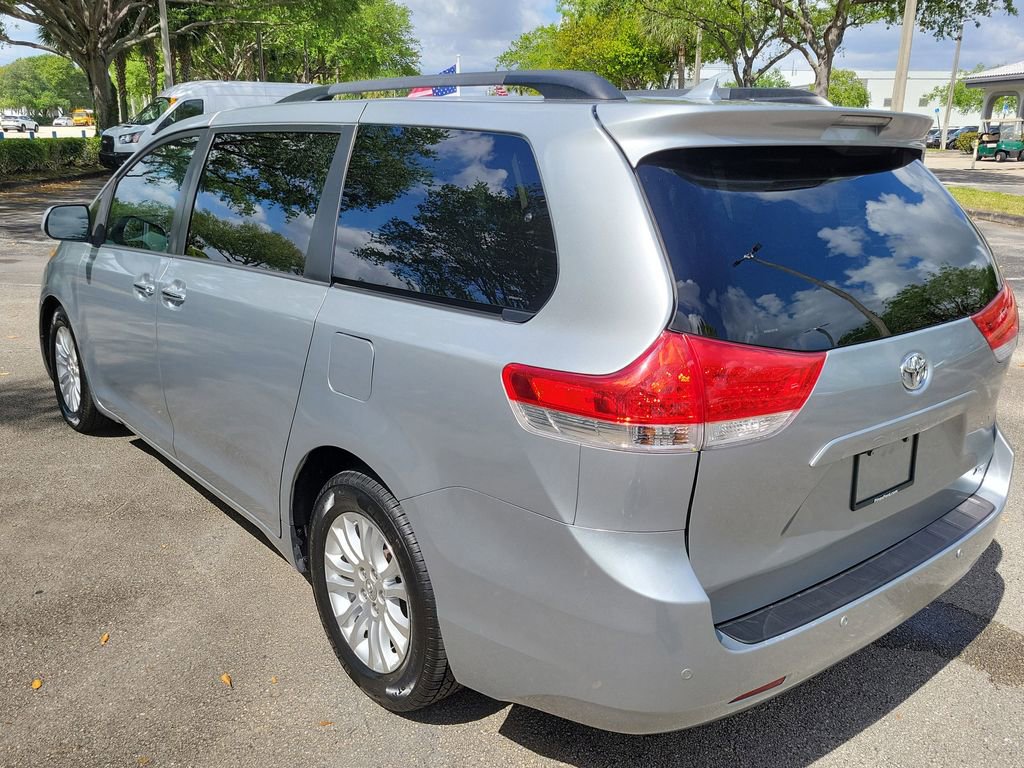 Used 2014 Toyota Sienna XLE w/ XLE Premium Package image 7
