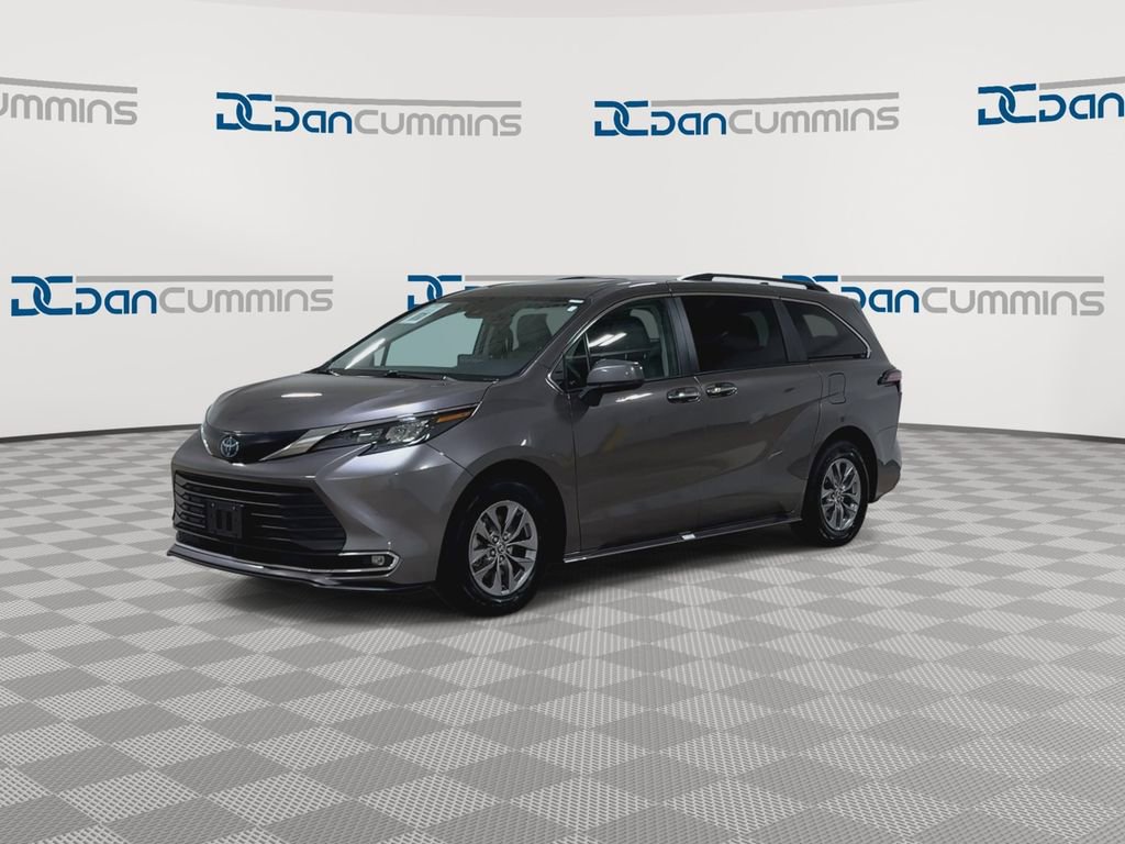 Used 2024 Toyota Sienna XLE image 4