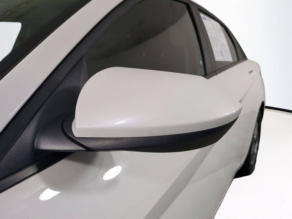 Used 2025 Hyundai Elantra SE FWD image 12
