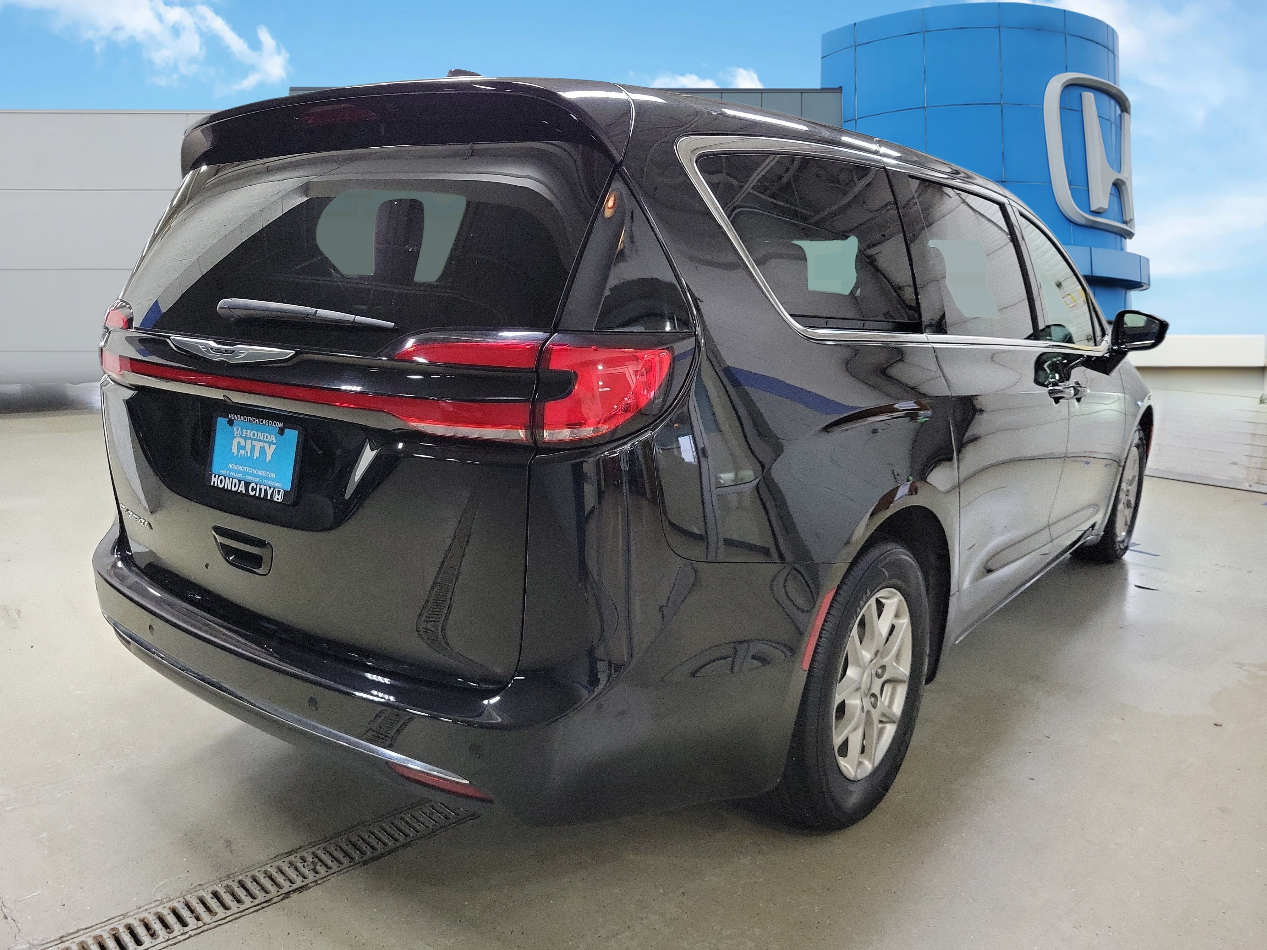 Used 2025 Chrysler Pacifica Select FWD image 5