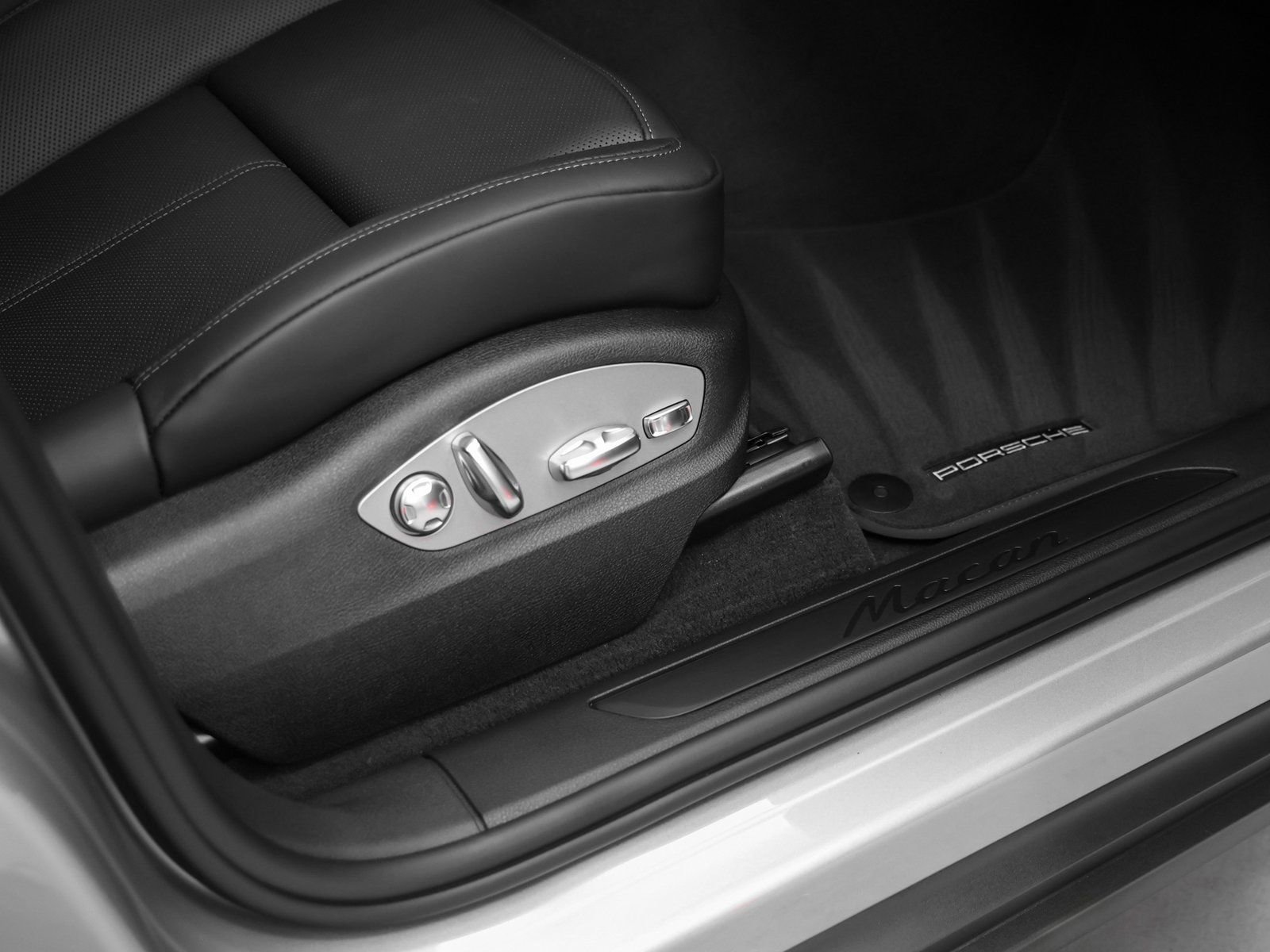 Certified 2025 Porsche Macan image 19