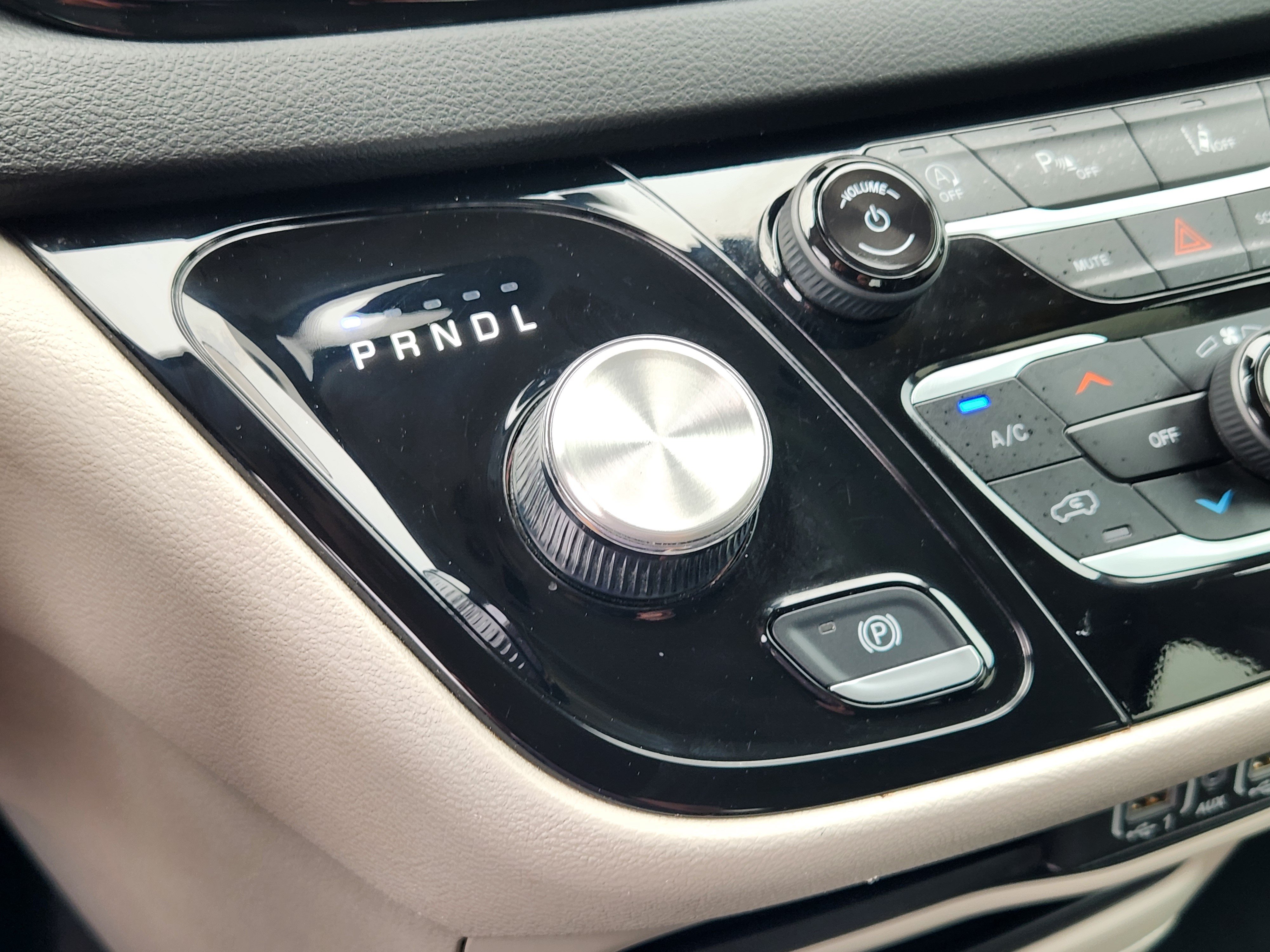 Used 2024 Chrysler Pacifica Touring-L FWD image 21