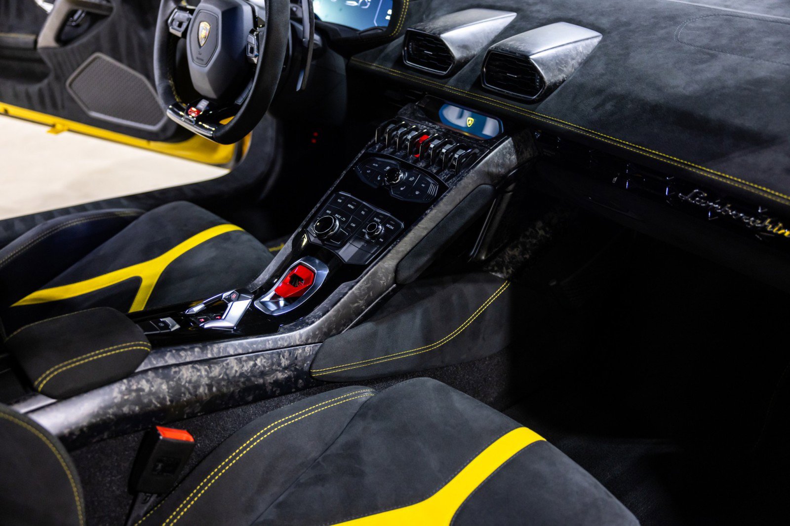 Used 2018 Lamborghini Huracan Performante AWD/4WD image 33