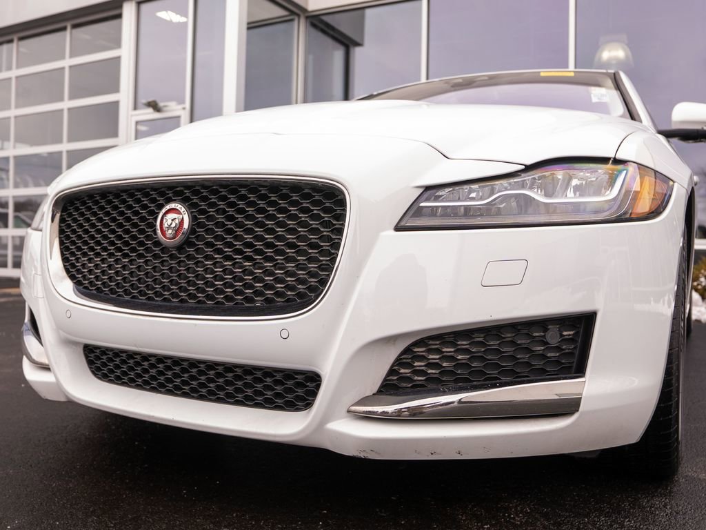 Used 2017 Jaguar XF Premium image 13