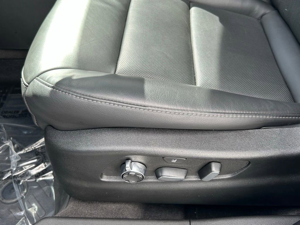 Used 2025 Cadillac XT4 Premium Luxury image 18