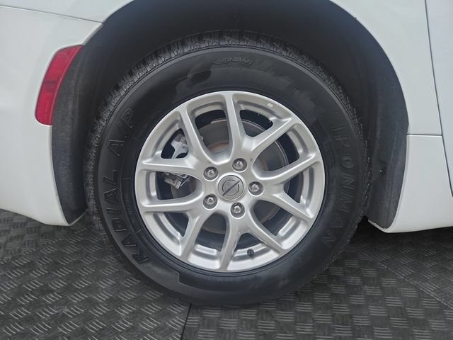 Used 2023 Chrysler Pacifica Touring-L FWD image 37
