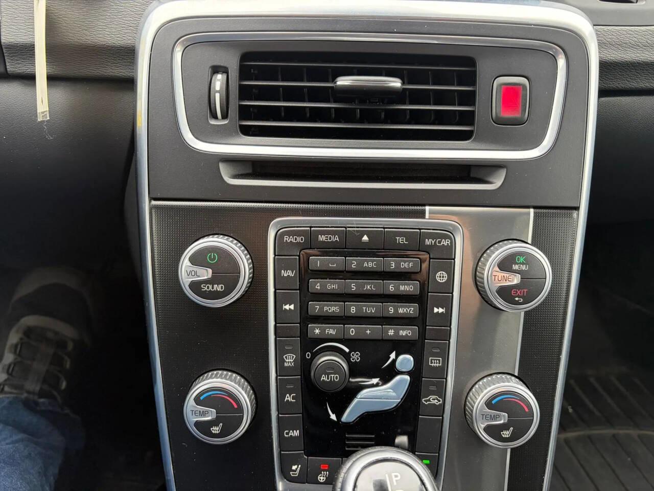 Used 2016 Volvo V60 T6 R-Design Platinum w/ Climate Package image 17