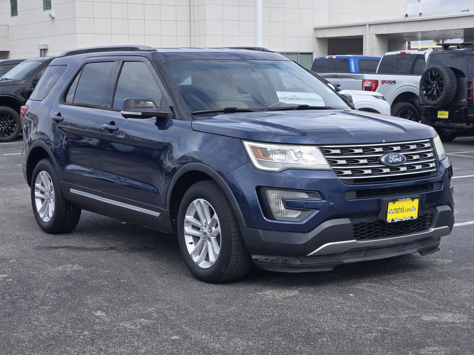 Used 2017 Ford Explorer XLT image 3