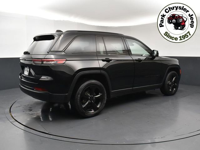 Used 2023 Jeep Grand Cherokee Limited w/ Black Appearance Package AWD/4WD image 6