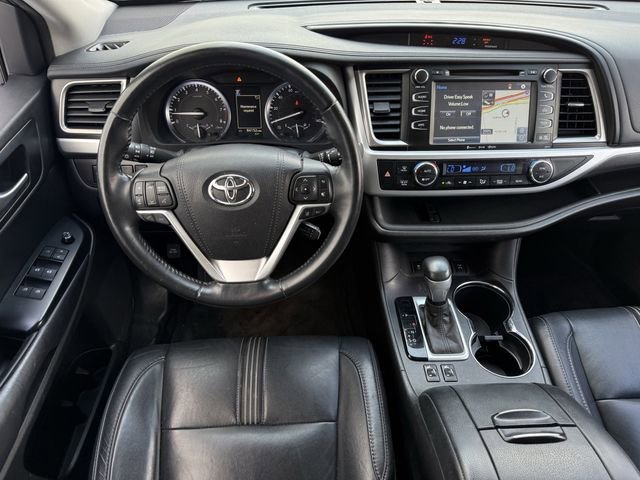 Used 2017 Toyota Highlander SE w/ Carpet Mat Package AWD/4WD image 11