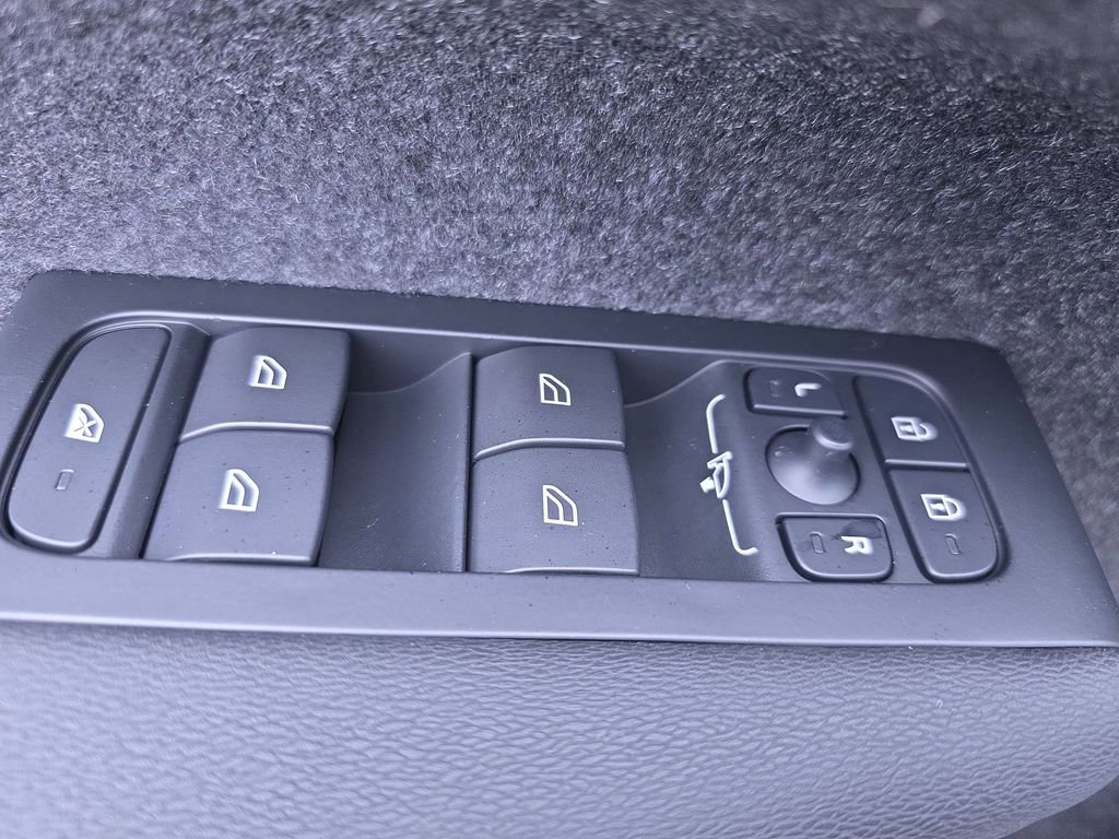 New 2026 Volvo XC40 B5 Core w/ Protection Package image 30