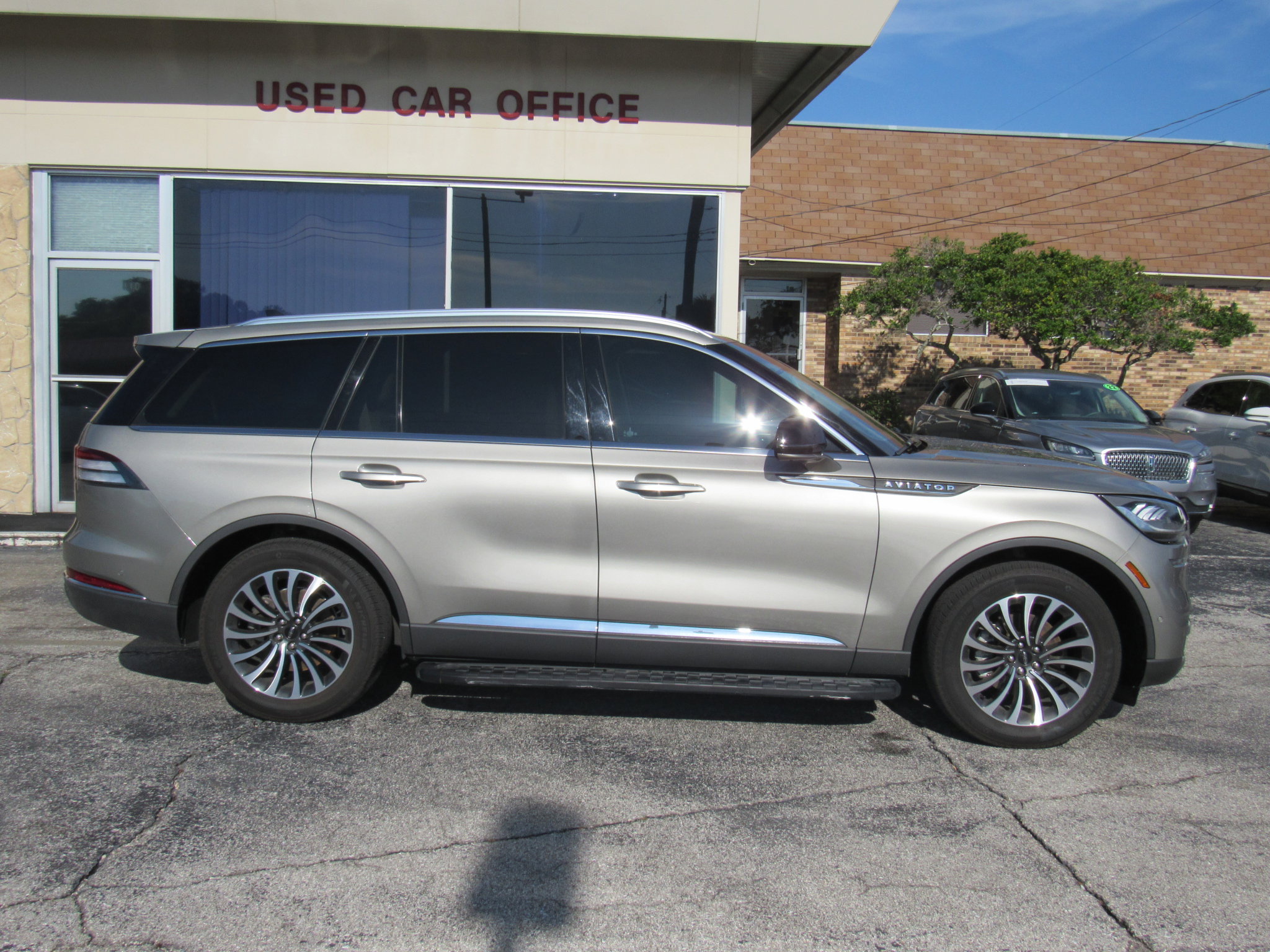Used 2023 Lincoln Aviator Reserve w/ Equipment Group 201A image 2