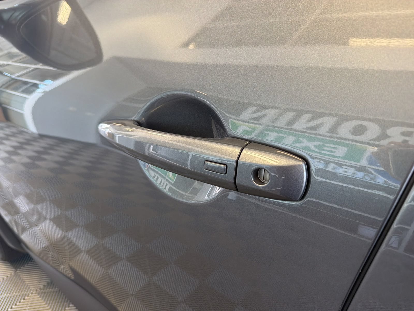 Used 2025 Nissan Pathfinder SV FWD image 9