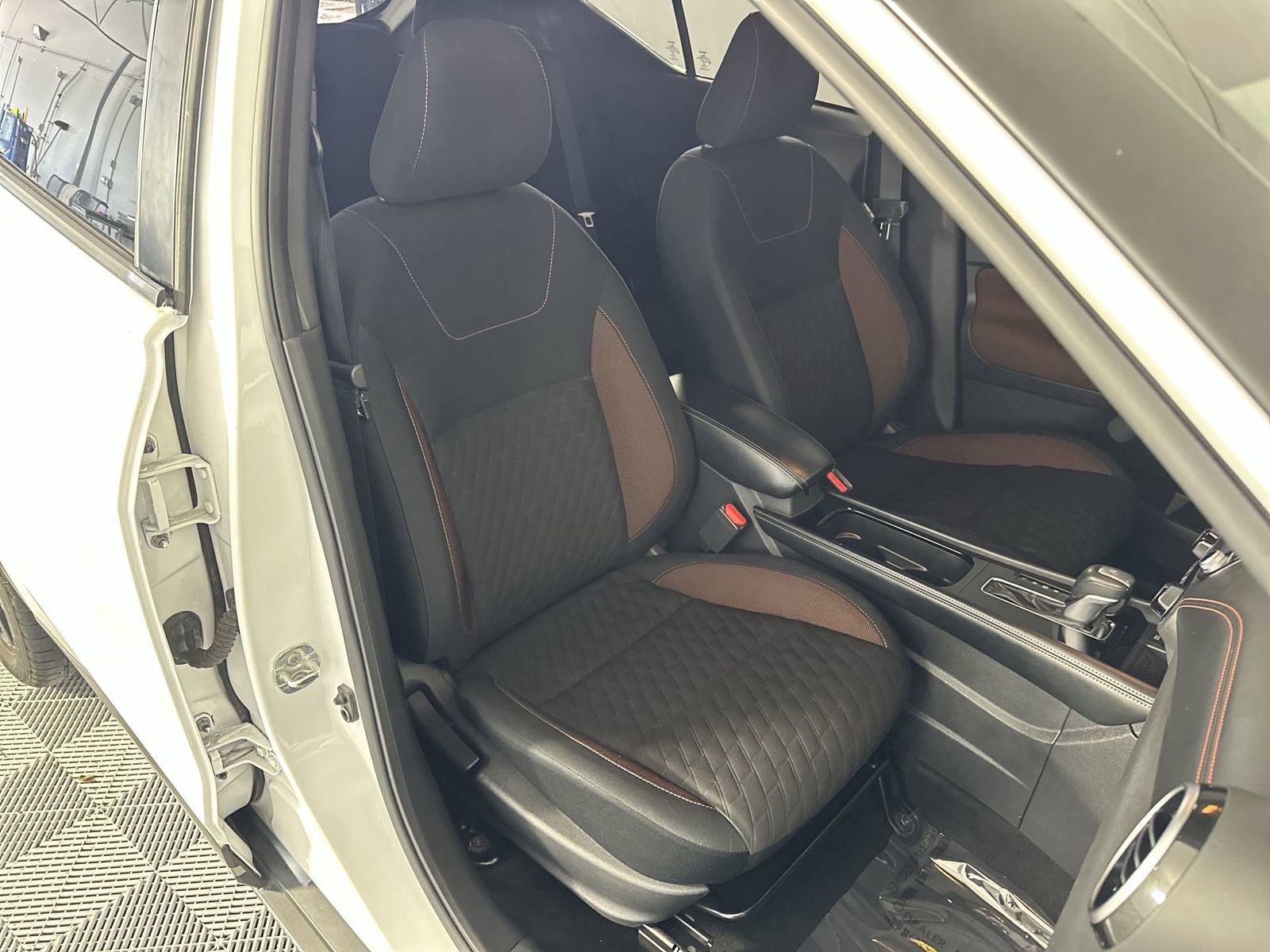 Used 2023 Nissan Kicks SR image 27