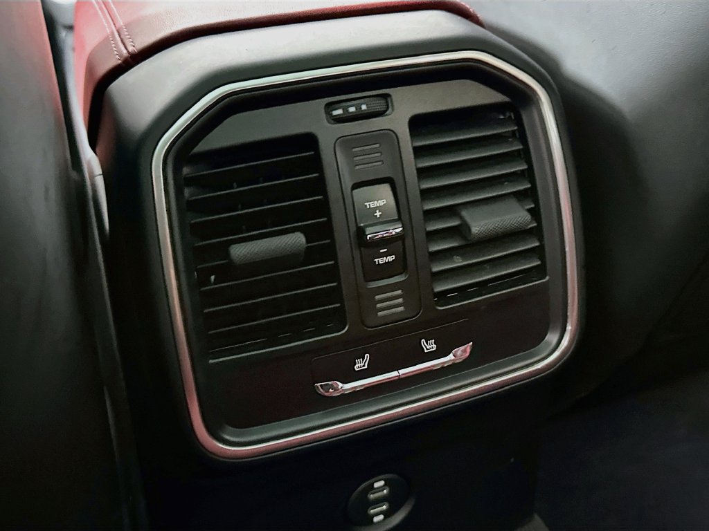Certified 2024 Porsche Macan AWD/4WD image 27